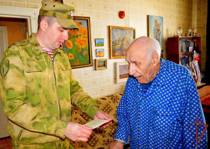 Солдаты и офицеры снежинского полка Росгвардии поздравили ветеранов войны с Днем Победы