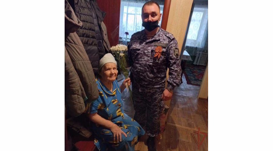 Командующий Уральским округом Росгвардии поздравил с Днем Победы ветеранов и тружеников тыла