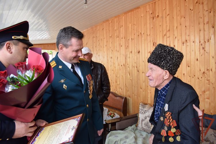 Росгвардейцы Дагестана поздравили ветеранов Великой Отечественной войны с наступающим Днем Победы