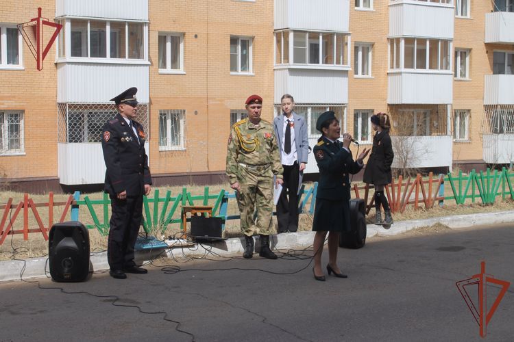 В Улан-Удэ росгвардейцы провели акцию «Парад идет к ветерану»