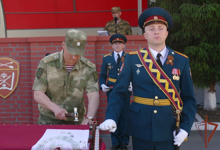 В Центре подготовки личного состава Сибирского округа Росгвардии прошла церемония крепления полотнища Боевого знамени к древку 
