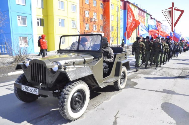 Росгвардеец водрузил Знамя Победы на самую высокую точку города Анадырь
