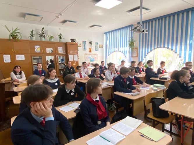 В канун Дня Победы начальник Управления Росгвардии по Новосибирской области встретился с подшефным классом 