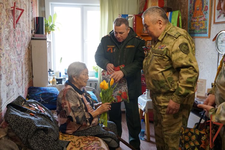 В Улан-Удэ росгвардейцы провели акцию «Парад идет к ветерану»