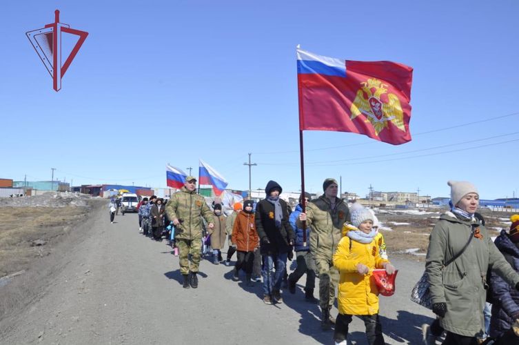 Росгвардеец водрузил Знамя Победы на самую высокую точку города Анадырь