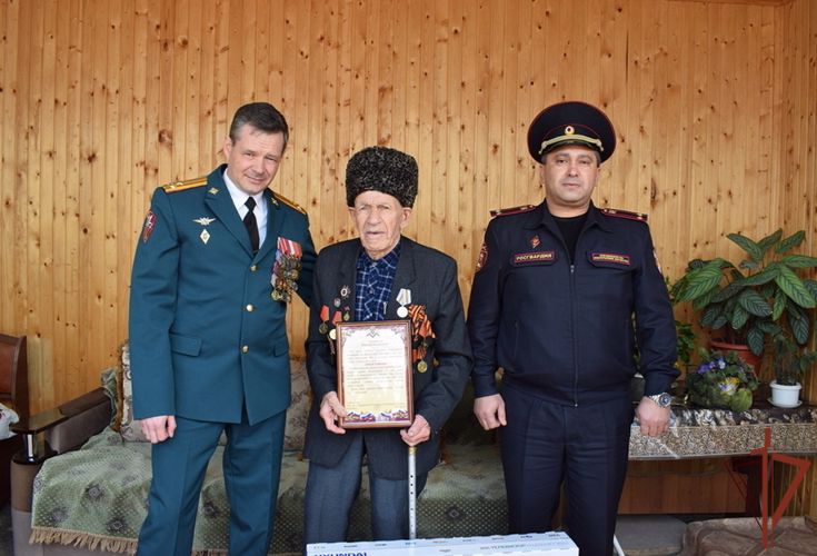 Росгвардейцы Дагестана поздравили ветеранов Великой Отечественной войны с наступающим Днем Победы