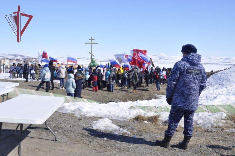 Росгвардеец водрузил Знамя Победы на самую высокую точку города Анадырь