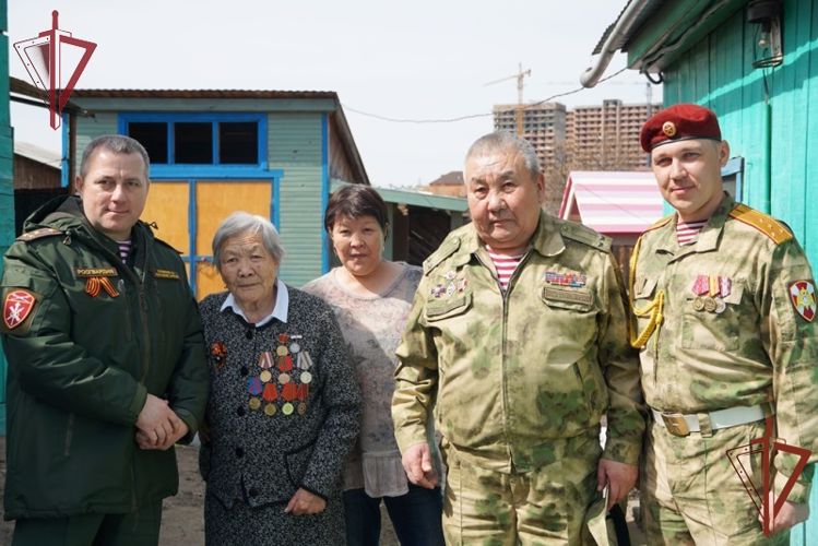 В Улан-Удэ росгвардейцы провели акцию «Парад идет к ветерану»