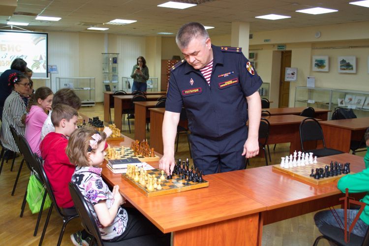 Чемпион Росгвардии по шахматам провел мастер-класс для белгородских детей