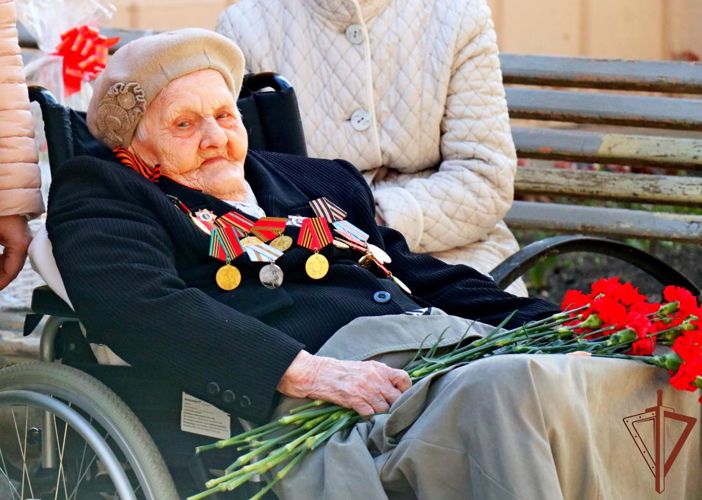 Солдаты и офицеры снежинского полка Росгвардии поздравили ветеранов войны с Днем Победы