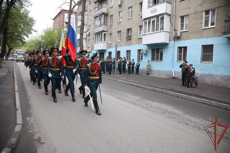 Персональные парады для ветеранов провела Росгвардия в Ростове-на-Дону