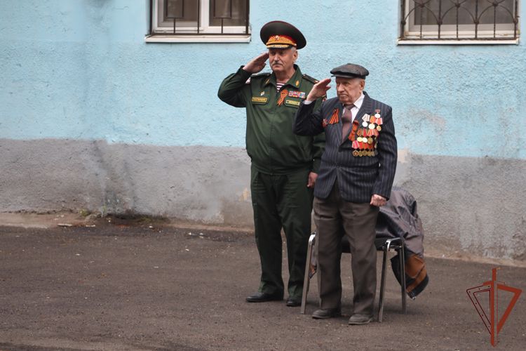 Персональные парады для ветеранов провела Росгвардия в Ростове-на-Дону
