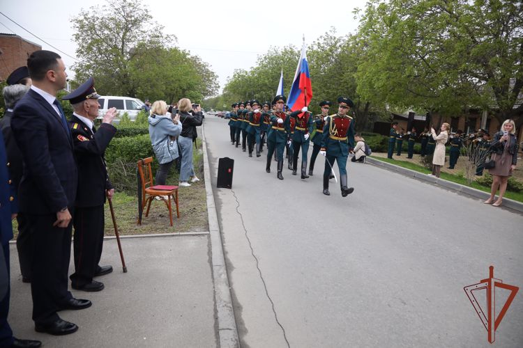 Персональные парады для ветеранов провела Росгвардия в Ростове-на-Дону
