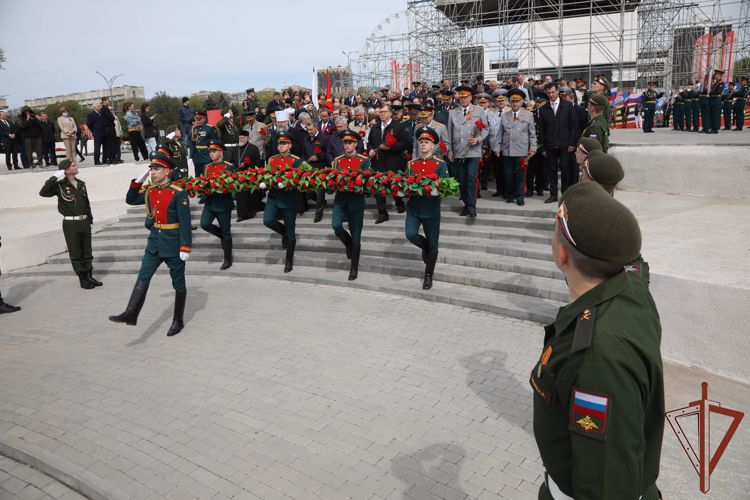 Представители Росгвардии возложили гирлянду Славы к мемориалу воинам-освободителям в Ростове-на-Дону