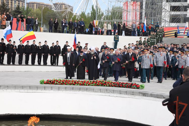 Представители Росгвардии возложили гирлянду Славы к мемориалу воинам-освободителям в Ростове-на-Дону