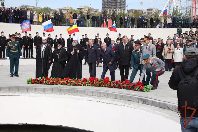 Представители Росгвардии возложили гирлянду Славы к мемориалу воинам-освободителям в Ростове-на-Дону