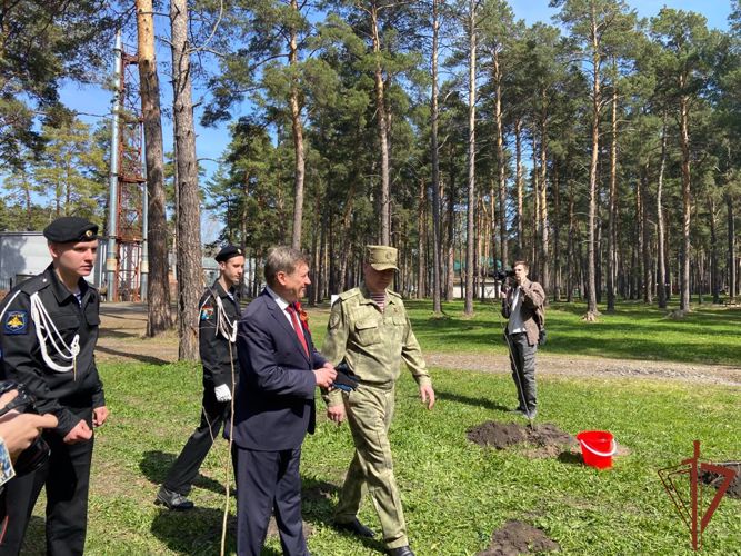 Представители Росгвардии поддержали международную акцию «Сад памяти» в Новосибирске