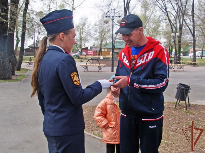 Росгвардейцы и кадеты вручили жителям Абакана символ Дня Победы