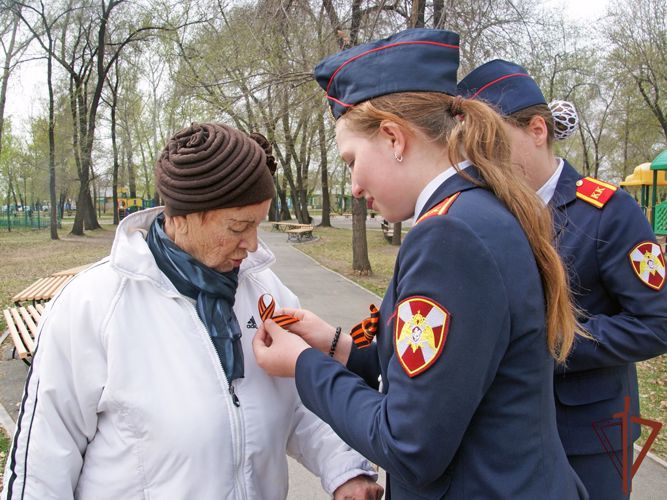 Росгвардейцы и кадеты вручили жителям Абакана символ Дня Победы
