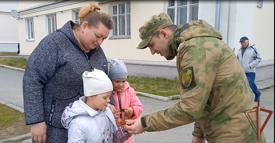 В лесновском полку Уральского округа Росгвардии наградили ребят - победителей конкурса «С чего начинается Родина»