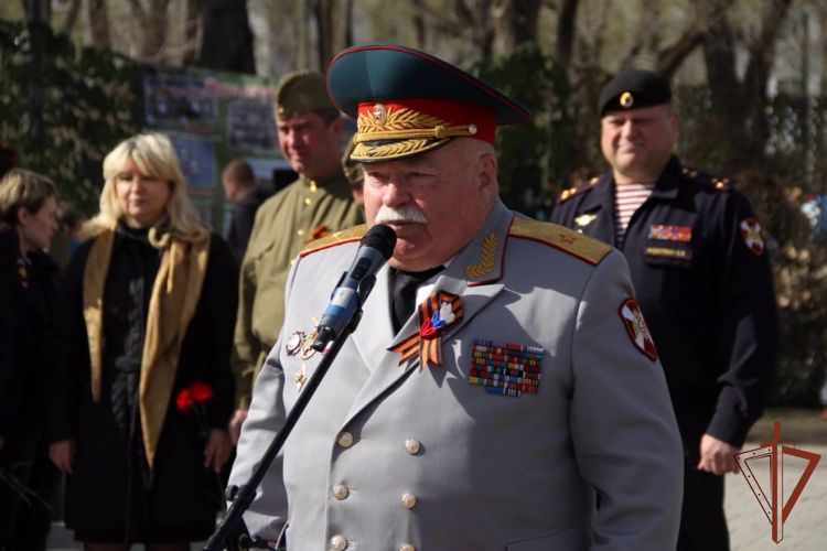 Начальник теруправления, сотрудники и кадеты Росгвардии приняли участие в автопробеге, посвященном Дню Победы, в Тюмени (видео)