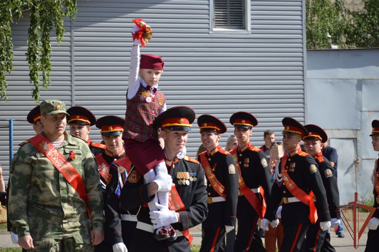  Последние звонки прозвучали для классов Росгвардии в Сибири