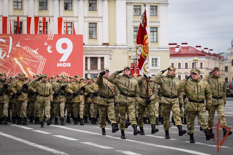 Росгвардия приняла участие в репетиции парада Победы в Санкт-Петербурге