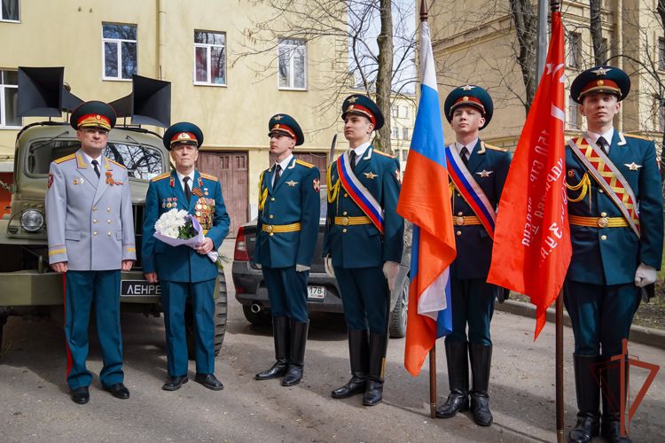 Росгвардейцы парадом поздравили с Днем Победы жителей блокадного Ленинграда 