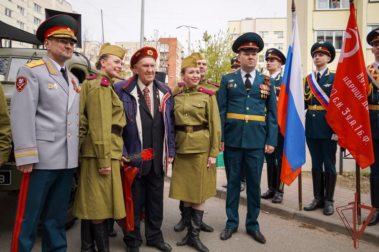 Росгвардейцы парадом поздравили с Днём Победы жителя блокадного Ленинграда 