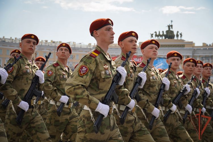 В Северо-Западном округе росгвардейцы приняли участие в парадах Победы