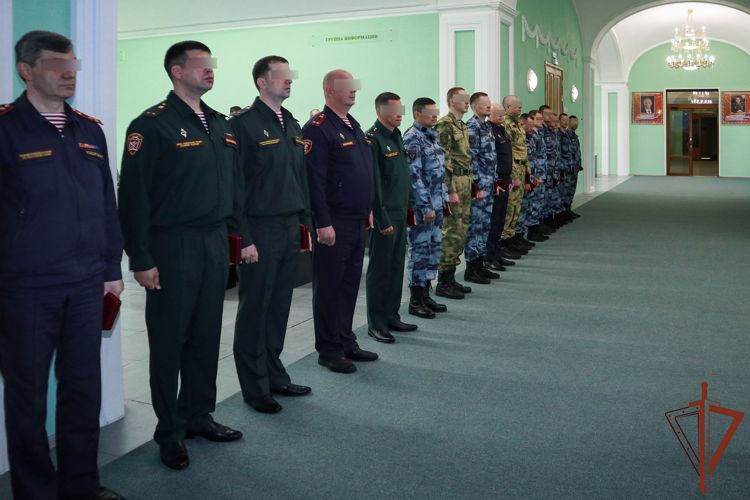 Командующий Северо-Западным округом Росгвардии вручил награды отличившимся в ходе спецоперации военнослужащим