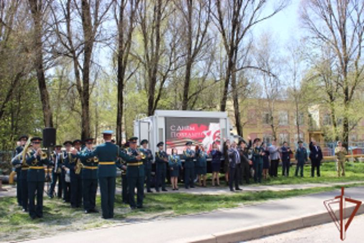 Военнослужащие и сотрудники Центрального округа поздравляют ветеранов Великой Отечественной войны персональными парадами