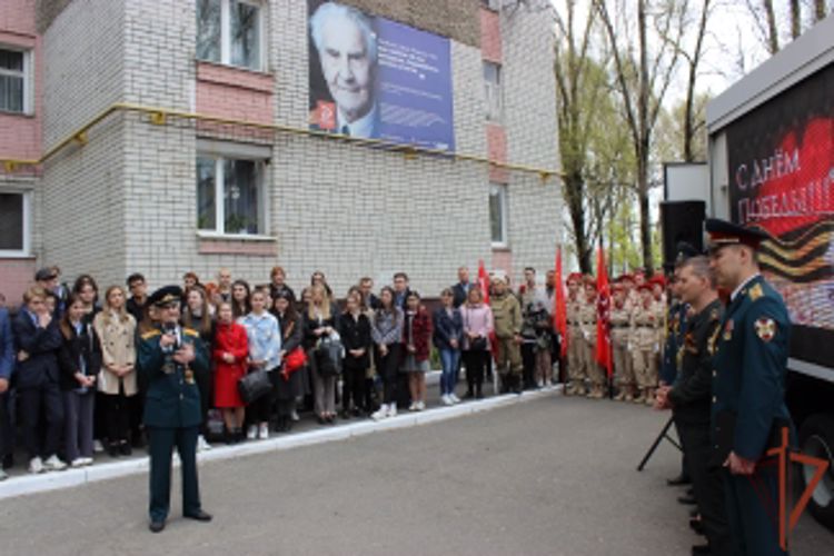 Военнослужащие и сотрудники Центрального округа поздравляют ветеранов Великой Отечественной войны персональными парадами