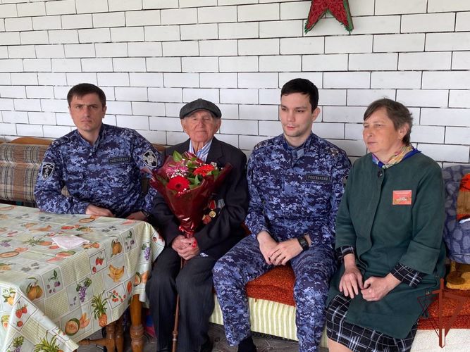 Росгвардейцы Дагестана поздравили ветеранов Великой Отечественной войны с наступающим Днем Победы