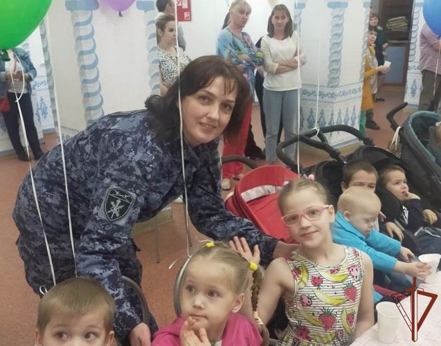 Росгвардия поздравила с праздником детей с ограниченными возможностями здоровья в Тюмени