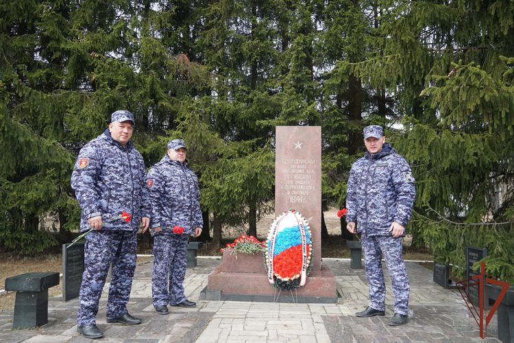 В Карелии офицеры вневедомственной охраны почтили память защитников станции Орзега, погибших в годы Великой Отечественной войны 