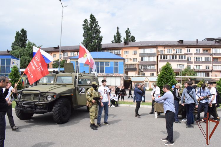 В Дагестане росгвардейцы приняли участие в мероприятии в поддержку российской армии и жителей Донбасса