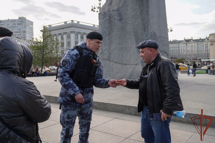 Столичные росгвардейцы приняли участие в акции "Георгиевская ленточка"