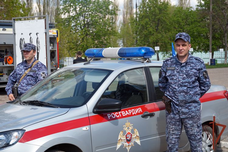 Напавшего с ножом на соседей мужчину задержал патруль Росгвардии в Воронеже