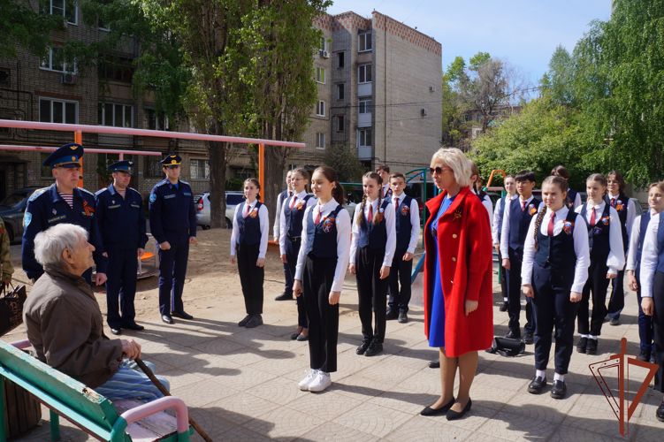 В Саратовской области военнослужащие отдельной авиационной эскадрильи Приволжского округа Росгвардии поздравили с наступающим праздником ветерана Великой Отечественной войны