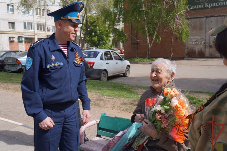 В Саратовской области военнослужащие отдельной авиационной эскадрильи Приволжского округа Росгвардии поздравили с наступающим праздником ветерана Великой Отечественной войны