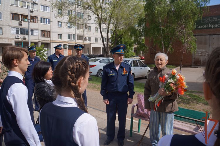 В Саратовской области военнослужащие отдельной авиационной эскадрильи Приволжского округа Росгвардии поздравили с наступающим праздником ветерана Великой Отечественной войны