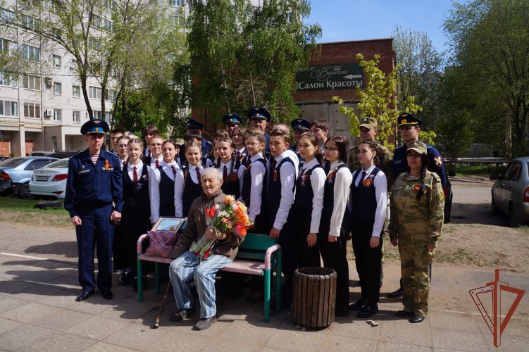 В Саратовской области военнослужащие отдельной авиационной эскадрильи Приволжского округа Росгвардии поздравили с наступающим праздником ветерана Великой Отечественной войны