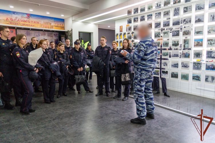 В Санкт-Петербурге сотрудники ОМОН Росгвардии провели практические занятия с курсантами университета МВД России
