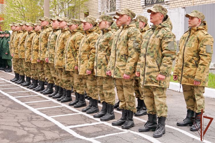 Призывники Поморья отправились служить в воинские части Росгвардии в Санкт-Петербурге