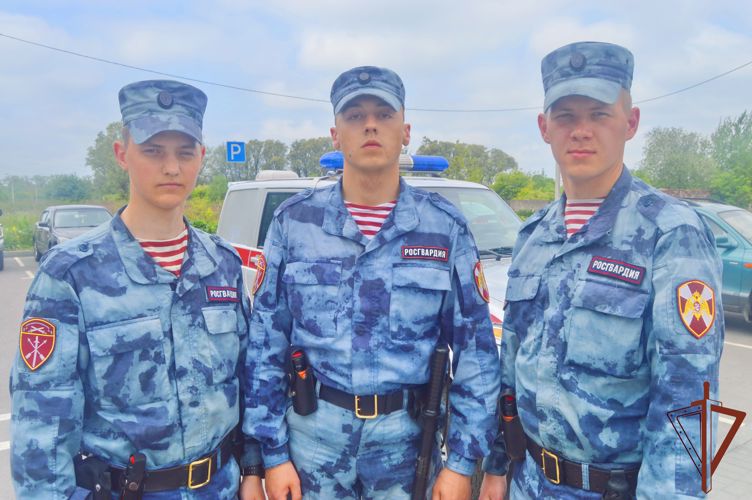 В Калининграде росгвардейцы оказали первую медицинскую помощь женщине, которую сбил автомобиль