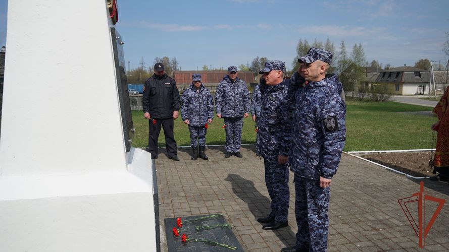 Представители Росгвардии почтили в Пскове память погибших в Великой Отечественной войне