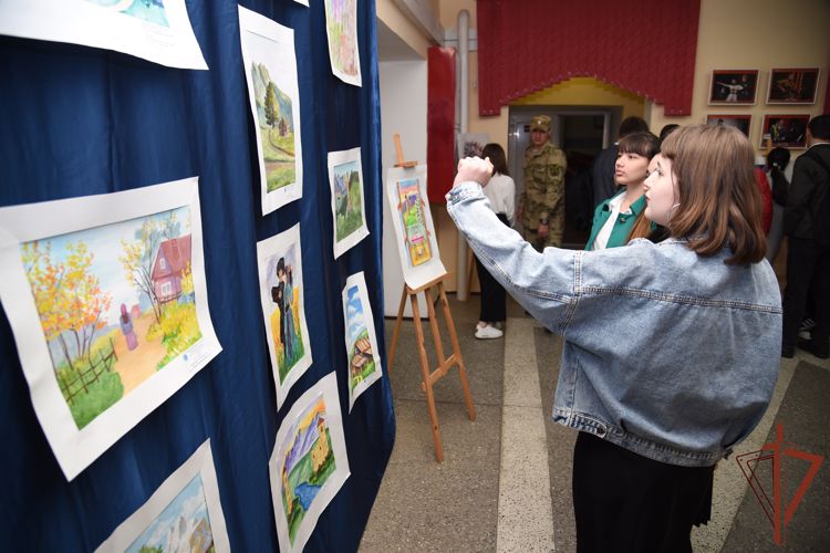 Выставка детских рисунков «Мы вместе» открылась в грозненском соединении Росгвардии
