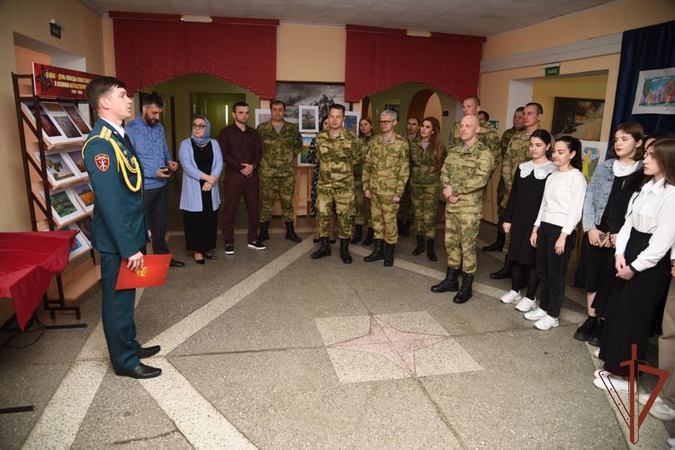 Выставка детских рисунков «Мы вместе» открылась в грозненском соединении Росгвардии