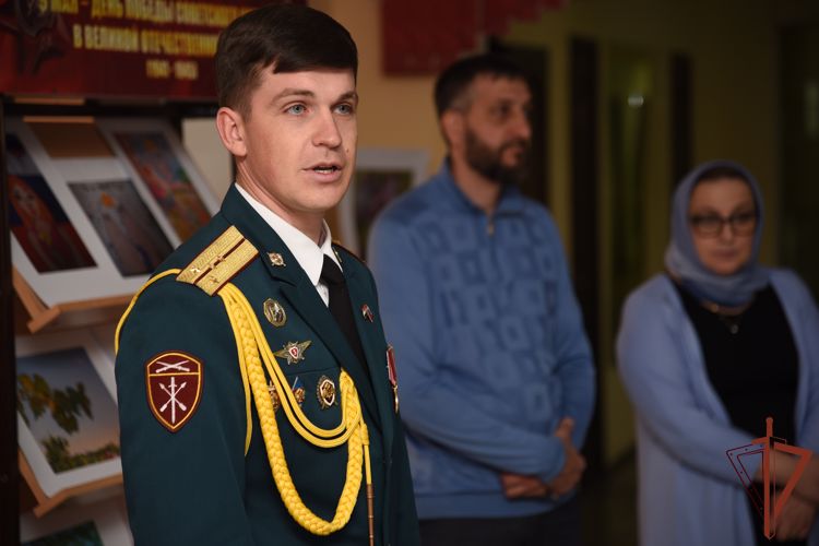 Выставка детских рисунков «Мы вместе» открылась в грозненском соединении Росгвардии